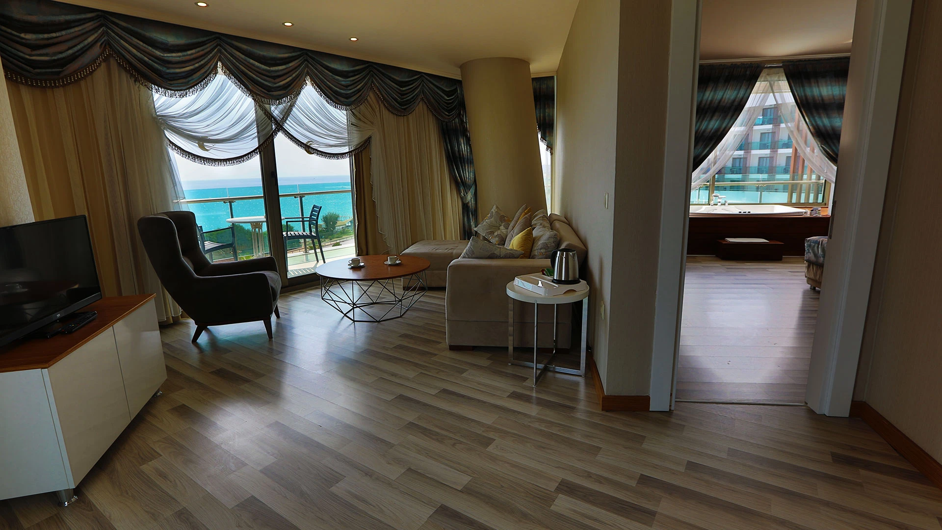 Xoria Deluxe Hotel – 8
