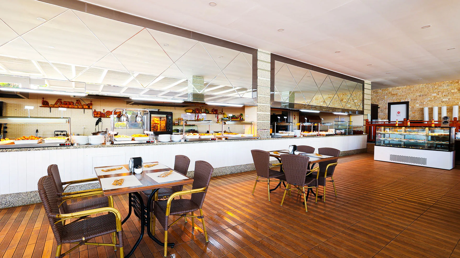 Crystal Aura Beach Resort & Spa – 8